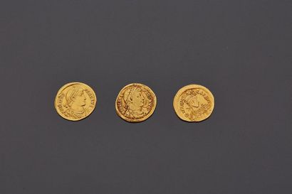 null LOT trois pièces or romaines et byzantines :
- VALENS (364-378)
Solidus or :...