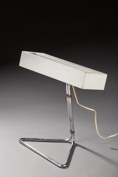  Travail des années 1960. 
Lampe de table en fil de métal chromé à base dessinant...