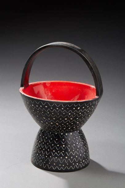 VALLAURIS 

Vase diabolo à anses en céramique...