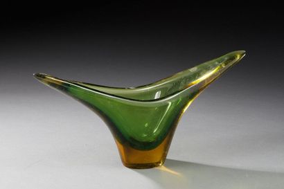 Flavio POLI ( attribué à ) 
VERONESE SEGUSO 
A Murano 
Vase à corne en verre ambré...