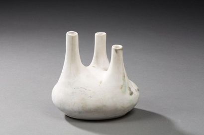  Attribué à Mado JOLAIN (1921-2019) 
Vase gallet à trois cols soliflores en céramique...