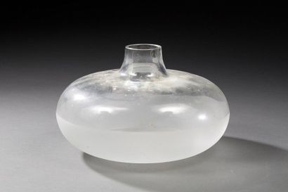  Vase circulaire sphérique aplati en verre partiellement sablé. 
Hauteur: 15 cm -...
