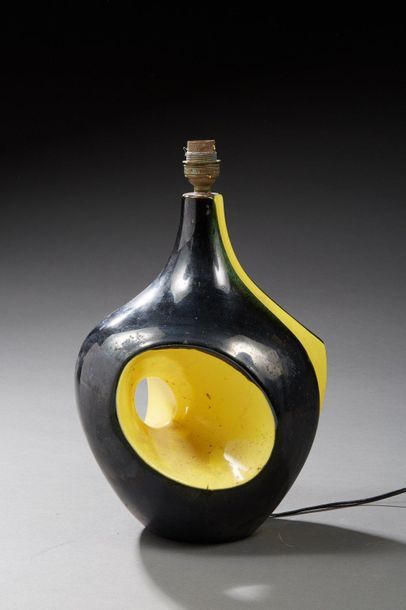  Pied de lampe ajourée en céramique émaillé noir et jaune. 
Monogrammé sous la base....