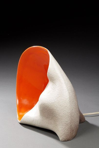  MCS 
Lampe coquillage granulée blanc, intérieur orange. 
(Tache et égrenure) 
Hauteur...