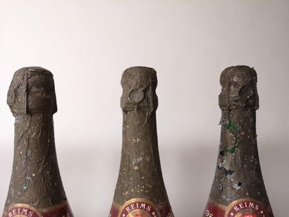 null 7 bouteilles CHAMPAGNE LOUIS ROÊDERER VINTAGE 1964 Belle couleur. Etiquettes...