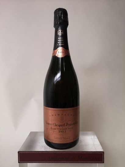 null 1 bouteille CHAMPAGNE VEUVE CLIQUOT - ROSÉ 1985 Belle couleur et pétillant.