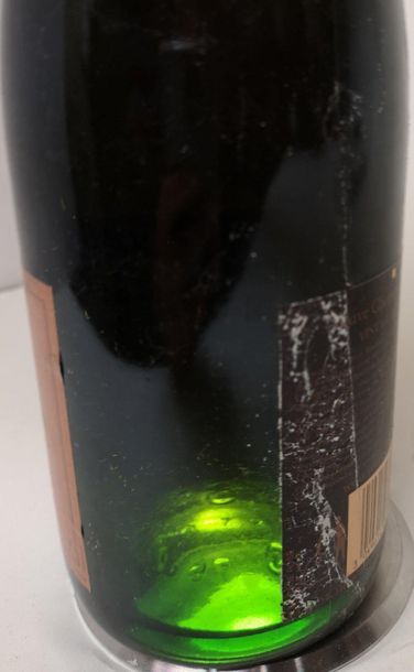 null 1 bouteille CHAMPAGNE VEUVE CLIQUOT - ROSÉ 1985 Belle couleur et pétillant.