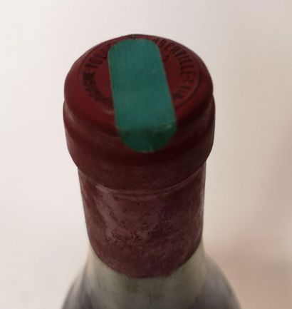 null 1 bouteille VOLNAY 1er cru "Champans" - Marquis d'Angerville 1982 

Étiquette...