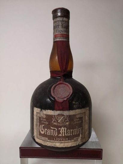null Grande bouteille de Grand Marnier (environ 1.5 litre). Niveau bas.