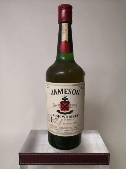 null 1 bouteille WHISKY JAMESONS IRISH WHISKY Datant de la période 1972 à 1976