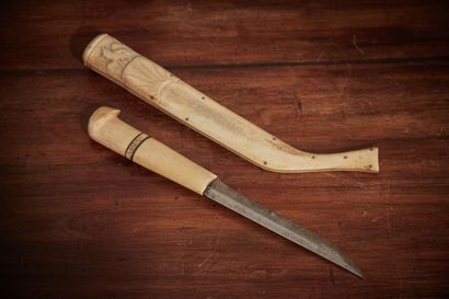 null Couteau de chasse inuit en os de renne à décor d’un loup sculpté.

Longueur :...
