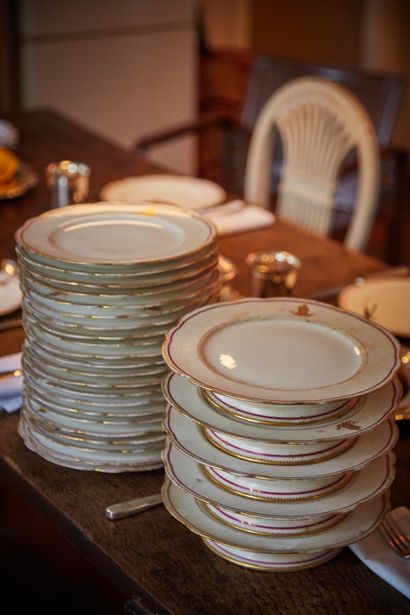 null Partie de service de table en porcelaine comprenant vingt-neuf assiettes à dessert...