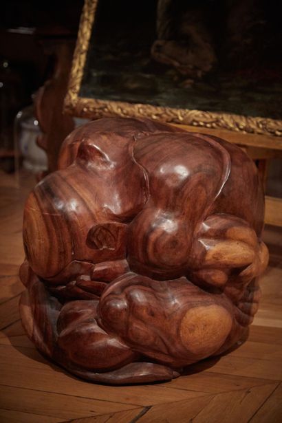 null Importante sculpture formant tabouret en bois naturel sculpté représentant un...