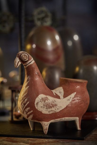null Sculpture vase en terre cuite représentant un oiseau stylisé à couverte marron...