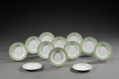 null Hutschenreuther. Douze assiettes creuses en porcelaine blanche. Le marli émaillé...