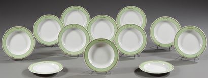 null Hutschenreuther. Douze assiettes rondes creuses en porcelaine blanche. Le marli...