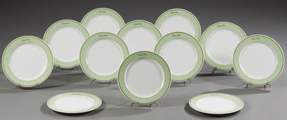 null Hutschenreuther. Douze assiettes plates rondes en porcelaine blanche. Le marli...