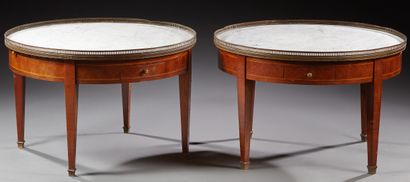 null 
Paire de bouts de canapé en forme de tables bouillottes de style Louis XVI...