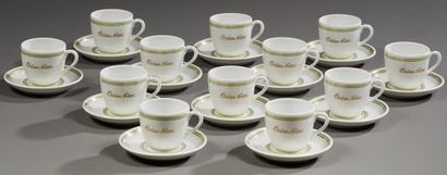 null Bauscher. Douze Tasses à café et leurs sous tasses en porcelaine blanche ornés...