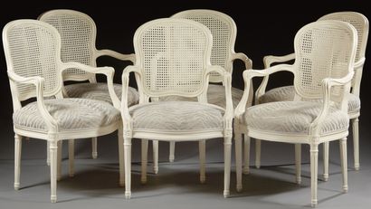 null Suite de six fauteuils de style Louis XV en bois laqué blanc. Le dossier violoné...