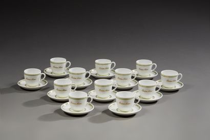 null Bauscher. Douze Tasses à café et leurs sous tasses en porcelaine blanche ornés...