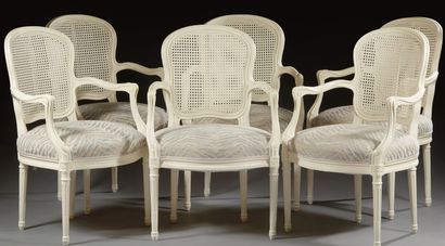 null 
Suite de six fauteuils de style Louis XV en bois laqué blanc. Le dossier violoné...