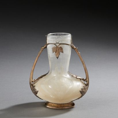 null Vase en cristal à panse élargie gravée de deux iris stylisées. Monture en argent...