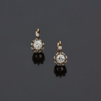 null Paire de boucles d'oreilles dites «dormeuses» en or jaune 18 k (750 millièmes)...