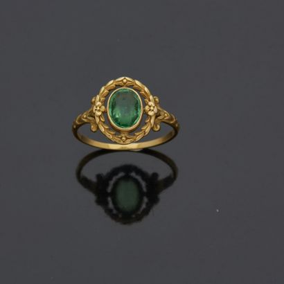 null Bague en or jaune 18 k (750 millièmes) sertie d'une pierre verte ovale dans...