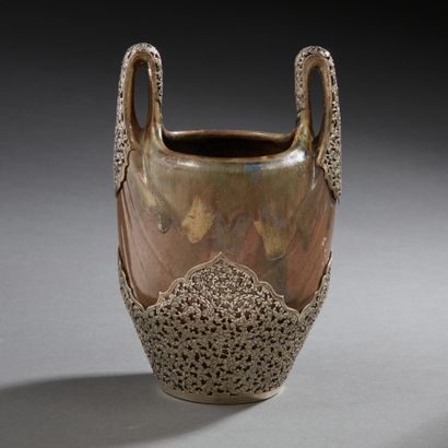 null Vase en grès émaillé vers 1900 à deux anses, monture en argent ajourée de feuillage.

Travail...