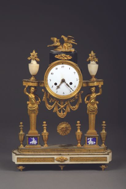 null Pendule portique d'époque Louis XVI en bronze doré et marbre blanc à décor de...