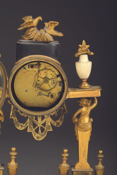 null Pendule portique d'époque Louis XVI en bronze doré et marbre blanc à décor de...