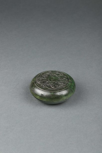 null CHINE - XIXe siècle

Boite lenticulaire en néphrite verte à décor sculpté sur...