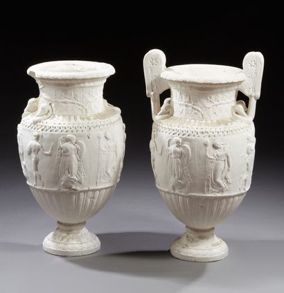 null Paire de vases en plâtre dans le goût de l'Antique.

(manque les anses sur un...