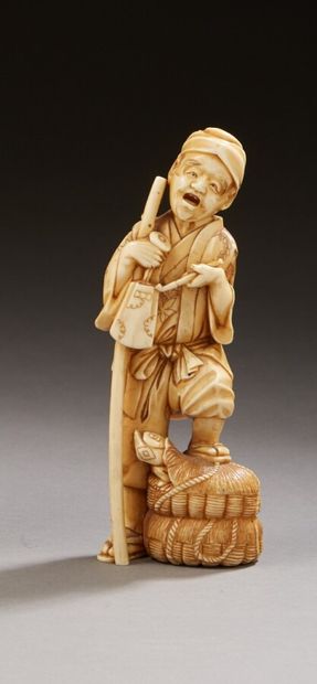 null Okimono en ivoire marin sculpté d'un personnage tenant une pipe et posant un...