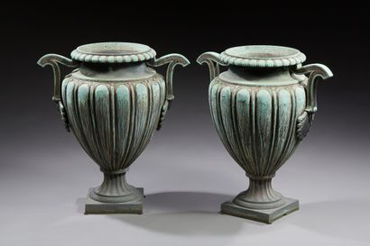 null Paire de vases de jardin en bronze à décor de larges godrons et anses à palmettes,...