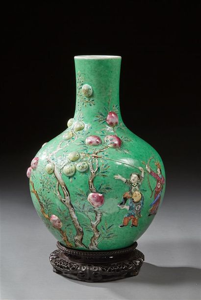 null CHINE - XIXe siècle

Important vase tianqiuping en porcelaine émaillée polychrome...