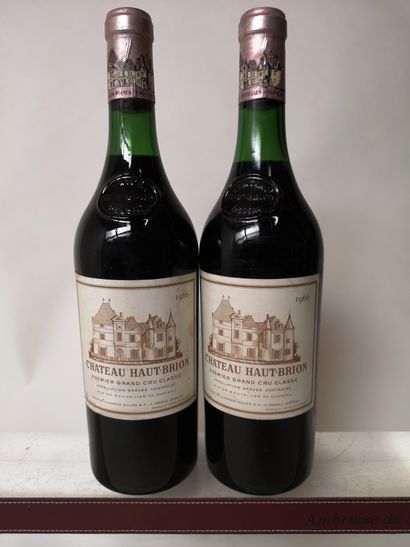 null 
2 bouteilles CHÂTEAU HAUT BRION - 1er Gcc Pessac Léognan 1966 Étiquettes légèrement...