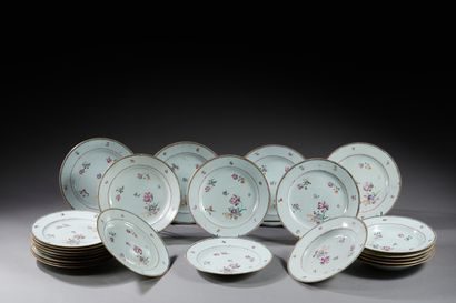 null Suite de 24 assiettes dont 18 plates et 6 creuses en porcelaine de Chine à décor...