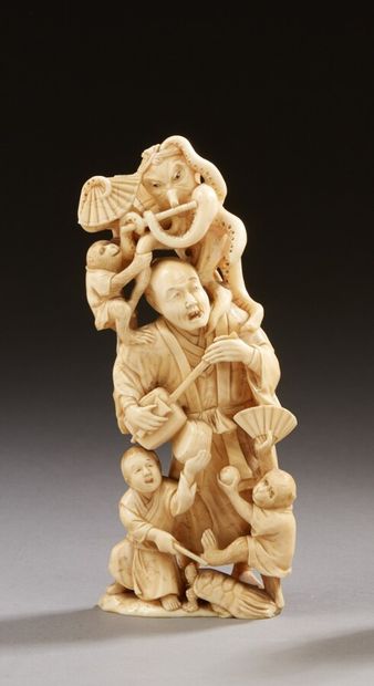 null Okimono en ivoire marin sculpté représentant un personnage jouant d'un instrument...