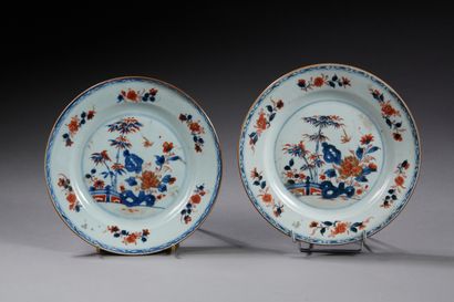 null Deux assiettes en porcelaine de la Compagnie des Indes à décor bleu, rouge et...