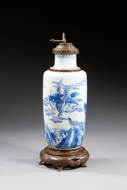 null CHINE - Epoque KANGXI (1662 - 1722)

Vase rouleau en porcelaine décorée en bleu...
