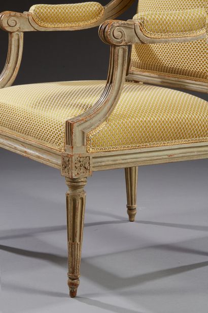 null Suite de quatre fauteuils d'époque Louis XVI, en bois laqué gris à dossiers...