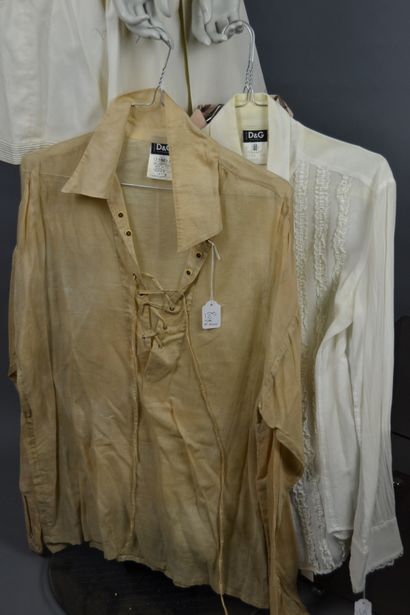 null *Lot de vêtements dont :

VERSUS VERSACE

- Ensemble beige en coton, veste courte,...