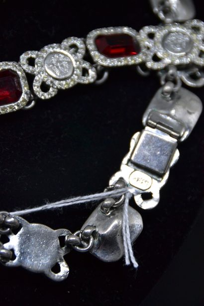 *VERSACE 
Parure comportant un collier et un bracelet en métal argenté sertis de...