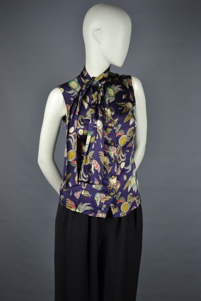 CHANEL

Sleeveless silk blouse with clock...
