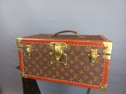 null Louis VUITTON

Vanity case rigide en toile monogram, angles de renforts et système...