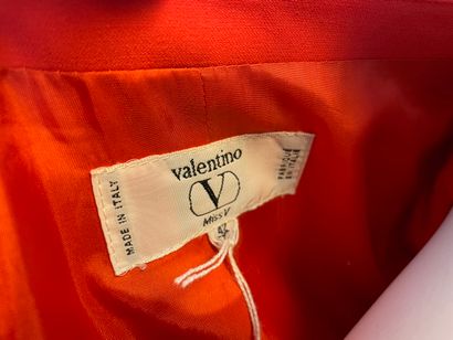 null VALENTINO

Ensemble rouge en laine, composé d'une veste croisée, col châle cranté...