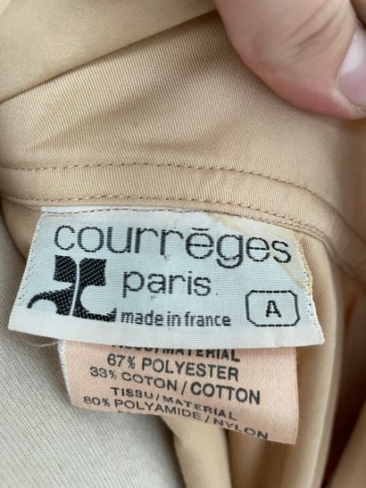null COURREGES Paris

Manteau long en toile de coton sable, zippé et deux liens cuir,...