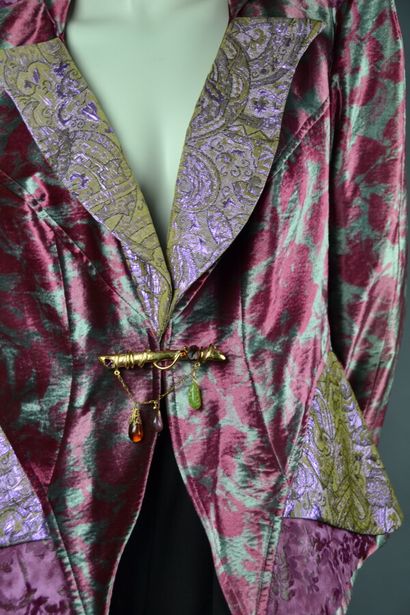 null Christian LACROIX

Veste en velours et lurex (viscose) dans un camaïeu de violet,...